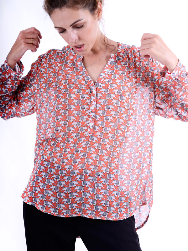  Blouse with a print of elephants B77