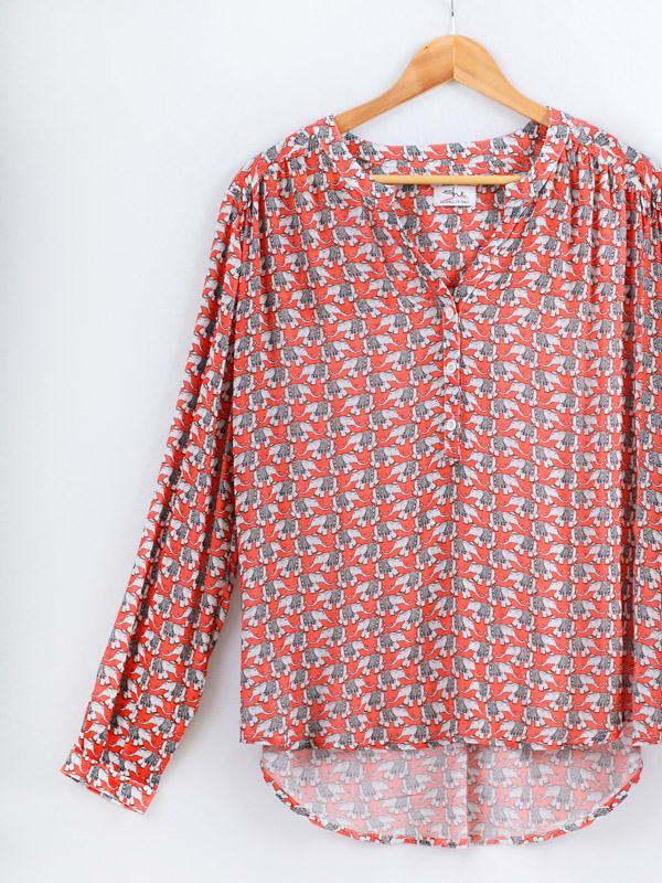  Blouse with a print of elephants B77