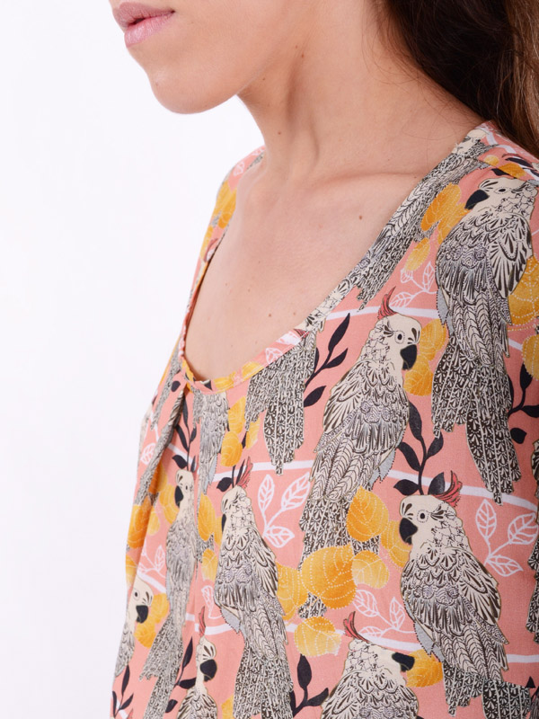 Blouse with a print of a parrot B76