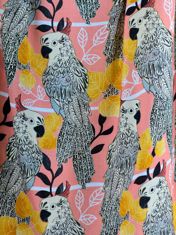 Blouse with a print of a parrot B76